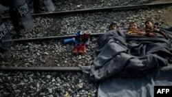 Dijete blokira prugu u znak protesta u Idomeni, 22. mart 2016.