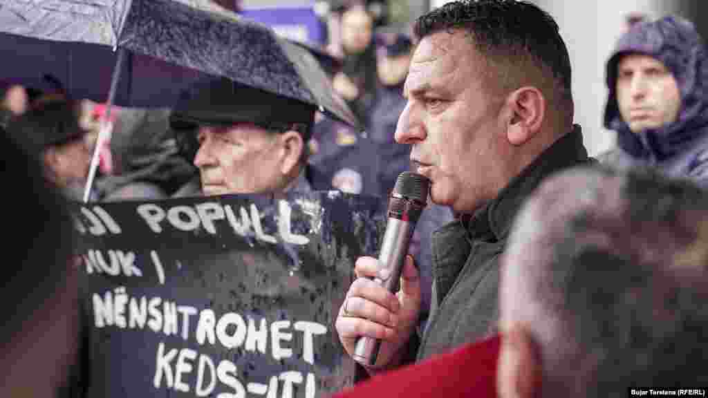 Një përfaqësues i sindikadës së punëtorëve të KEK-ut duke iu adresuar protestuesve.Shtrenjtimi i kërkuar i tarifave është kundërshtuar edhe nga organizata të shoqërisë civile. Ndërkaq, nga Instituti për Politika Zhvillimore i kanë kërkuar ZRRE-së që të sigurohet që në vendimin për tarifat të mos përfshijë kosto të pajustifikuara, që nuk lidhen drejtpërdrejt me shërbimin ndaj konsumatorëve.