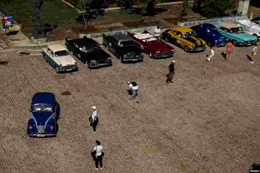 Mára a szigetország fővárosának utcaképéhez hozzátartoznak a színes, régi autócsodák. Itt a fent említett verseny leparkolt mezőnyének egy része látható az Armas téren