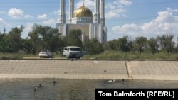 Дети купаются в реке Сазды (Саздинка) в районе городской мечети Актобе. Иллюстративное фото.