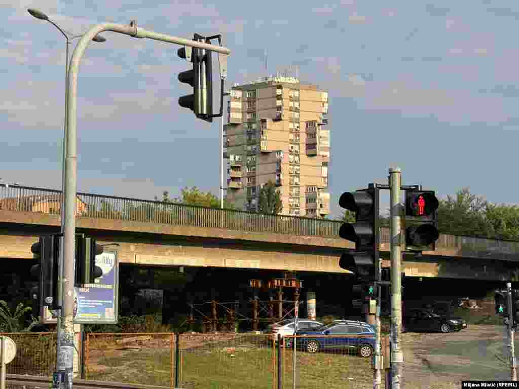 Brutalizam nije samo simbol Novog Beograda. Postoje i primeri ovog pravca i u drugim delovima srpske prestonice. Jedan od njih je i zgrada od 17 spratova na Karaburmi kod Bogoslovskog fakulteta. Zbog svog oblika koji podseća na poznatu čokoladu dobila je nadimak "Toblerone". Zgradu je projektovao Rista Šekerinski, a izgrađena je 1963. godine.