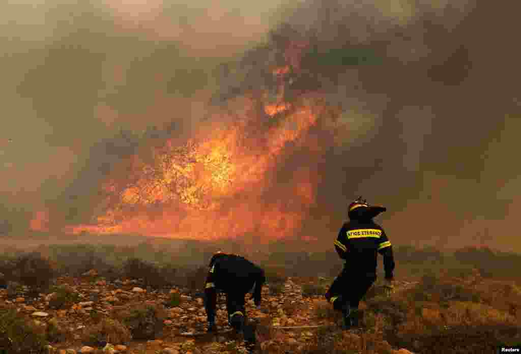 Incendii devastatoare la Marathon, în apropiere de Atena, Grecia. Focul este răspândit de vântul puternic. Mai multe case au ars complet, iar lumea din regiune se refugiază.