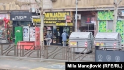 Građani ispred menjačnice u Beogradu, 12. decembar 2025. 