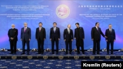 Russian President Vladimir Putin, Chinese President Xi Jinping, Kyrgyz President Sooronbai Jeenbekov, and the leaders of other SCO member states -- Kazakhstan, Tajikistan, Uzbekistan, India, and Pakistan -- were meeting behind closed doors on June 14.