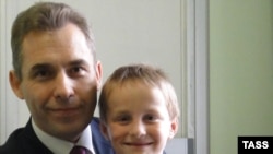 Pavel Astakhov, Russia's special presidential envoy for children's rights, with Artyom Savelyev