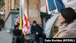 პარლამენტთან ექვსი ადამიანი შიმშილობს