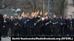 Голодомор құрбандары ескерткішіне келе жатқан Украина басшылары. Киев. 25 қараш, 2017 жыл.