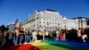Szivárványos zászló az LMBTQ-jogok melletti, a homofób pedofiltörvény elleni tüntetésen az Országház előtt Budapesten 2021. június 14-én