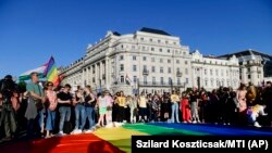 Protesta në Budapest kundër ligjit që ndalon përmbajtjen LGBT për të miturit, 14 qershor, 2021.