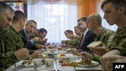 Jens Stoltenberg şi Petro Poroşenko iau prânzul în timpul exerciţiilor Ucraina-NATO din regiunea Lvov, 21 septembrie, 2015