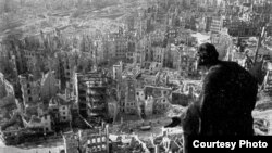 Вид с башни Ратуши на разрушенный центр Дрездена. 1945 [Фото — <a href="http://www.muar.ru/exibitions/2006/exibit_10_05_2006_skytoearth.htm" target="_blank">© МУАР</a>]