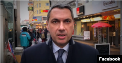 Lázár János bécsi videójának részlete 2018.03.08-án. Lázár szerint a Bécs egyes részein élő bevándorlók szegényebbé tették a várost, mocsokkal és bűnözéssel formálták a saját képükre. Ha pedig nem a Fidesz nyeri a választásokat, Budapest 20 éven belül olyan lehet, mint Bécs. A videó egy napra elérhetetlenné vált, ami miatt több fideszes politikus cenzúrát kiáltott, és külföldi beavatkozást a választási kampányba. Később kiderült, hogy sok bejelentés érkezett a videóra gyűlöletbeszéd vádjával, amíg pedig ezt kivizsgálja a Facebook, addig az az eljárás, hogy átmenetileg az ilyen tartalmat elérhetetlenné teszi.