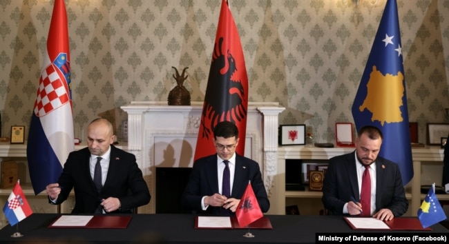 Ceremonia e nënshkrimit të deklaratës për bashkëpunim ushtarak mes Kosovës, Shqipërisë dhe Kroacisë.