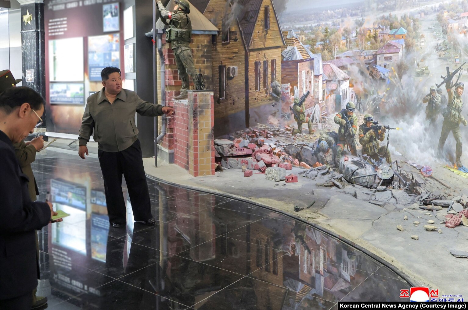 Lideri i Koresë së Veriut Kim Jong Un duke parë një mural që paraqet trupat koreanoveriore duke luftuar në rajonin rus të Kurskut, që gjendet brenda memorialit në Phenian, teksa memoriali ndërtohej në fillim të prillit.