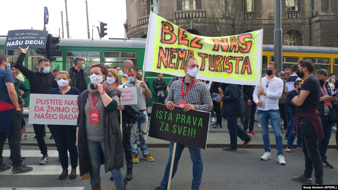 Predstavnici ugostitelja i udruženja „Ivent industrije“ na protestu ispred zgrade Vlade Srbije u Beogradu 12. aprila