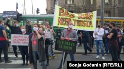 Predstavnici ugostitelja i udruženja „Ivent industrije“ na protestu ispred zgrade Vlade Srbije u Beogradu 12. aprila
