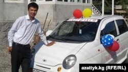 Студент таксист Бектеналы Абдрахманов машинеси менен. Ош, 31-август, 2014.