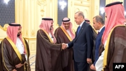 Recep Tayyip Erdogan i pritur nga zyrtarë të Arabisë Saudite në Xheddah, më 17 korrik 2023.