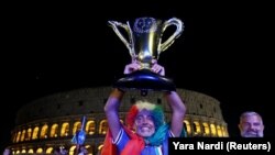 ایټالوي لوبغاړي په روم کې له تاوده هرکلي سره مخامخ شول.