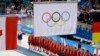 Az orosz olimpiai hokicsapat tagjai aranyéremmel a nyakukban, az orosz zászló helyett a 2018-as Téli Olimpián az olimpiai zászló került felvonásra. Phjongcshang, Dél-Korea, 2018. február 25.
