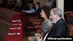 Վարչապետ Նիկոլ Փաշինյանը և նրա տիկին Աննա Հակոբյանը Կոմիտասի 150-ամյակին նվիրված համերգի ժամանակ, Երևան, 30-ը հունվարի, 2019թ․