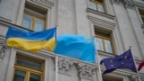 Церемонія урочистого підняття кримськотатарського національного прапора перед будівлею МЗС України. Київ, 2025 рік