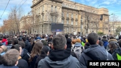 Deo studenata i građana u blizini tehničkih fakulteta u Beogradu odaje poštu nastradalima u padu nadstrešnice na Železničkoj stanici u Novom Sadu, 16. decembra 2024.