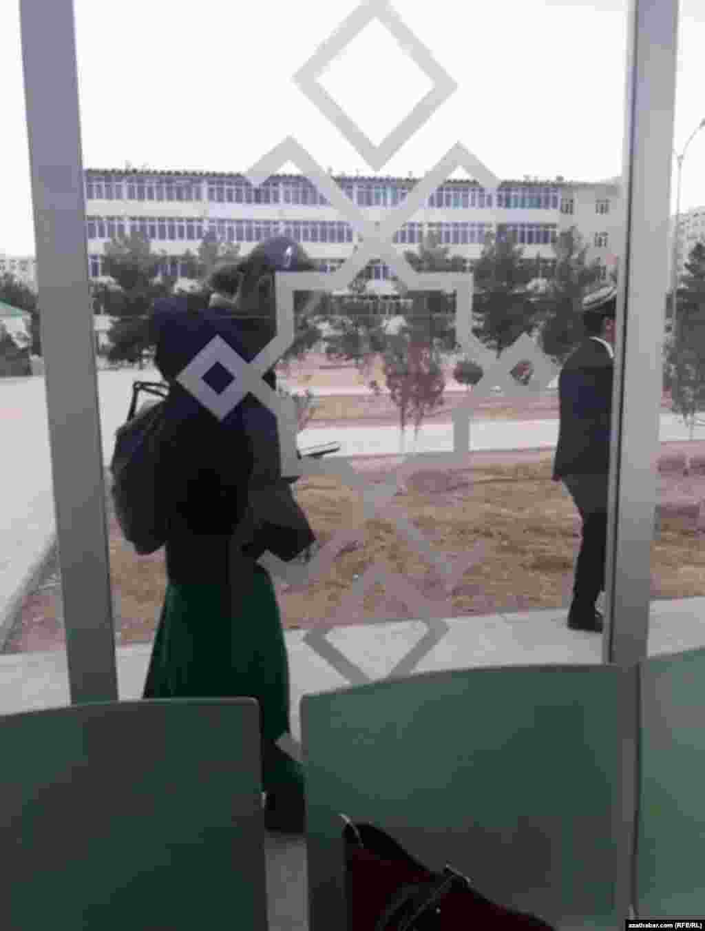 Awtobus duralgasynda garaşýan okuwçylar