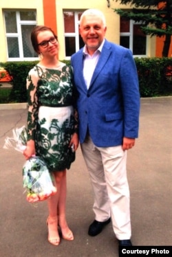 Павел Шеремет с дочерью Лизой на выпускном