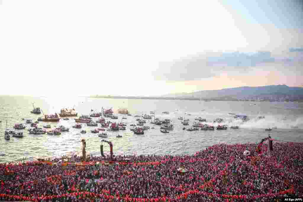 Tens of thousands of Turkish opposition supporters attend a mass rally in Izmir ahead of the country&#39;s June 24 presidential and parliamentary elections. (AFP/Ali Ege)&nbsp;