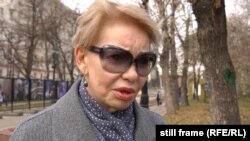 Женщина в Москве отвечает корреспондентам Крым.Реалии, 2019 год