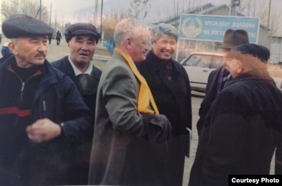 Ақша үшін жетілген әйелдер порносы Қоғамдық моншадағы сурет