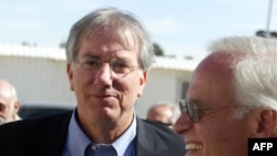 Dennis Ross (left) and ex-U.S. ambassador to Israel Martin Indyk in Ramallah in November 2005