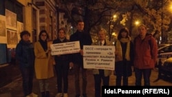 Пикет против российской политики ассимиляции у здания российского посольства в Варшаве 4 ноября 2019 года