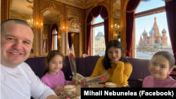 Mihail Nebunelea, fost președinte al organizației Cimișlia a Partidului Șor, împreună cu familia, în celebra cafenea „Pușkin”, din Piața Roșie de la Moscova, martie 2026