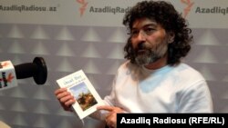 «Qanun» nəşriyyatının direktoru Şahbaz Xuduoğlu verilişə bələdçilik edir.