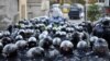 Тбилисидеги митингде полиция «чектен чыккан» демонстранттарга азырынча күч колдонгон жок. 