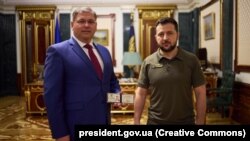 Президент України Володимир Зеленський (праворуч) і призначений на посаду голови Чернівецької ОДА Руслан Запаранюк. Київ, 13 липня 2022 року