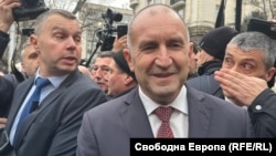 Румен Радев напуска президентството, след като подаде оставка. При излизането си от сградата той се срещна с хора, които бяха дошли да го изпратят и част от които бяха негови симпатизанти. 23 януари, петък.