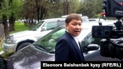 Kyrgyz ex-prime minister Sapar Isakov arrives for questioning by the state security committee on April 26 in Bishkek. 