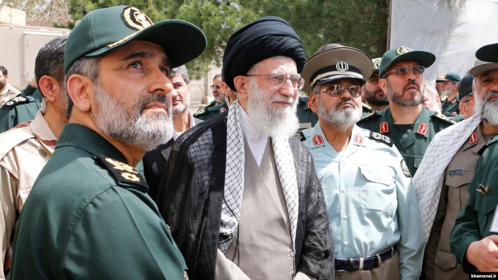 امیرعلی حاجی‌زاده، فرمانده نیروی هوافضای سپاه (سمت چپ) در کنار رهبر جمهوری اسلامی
