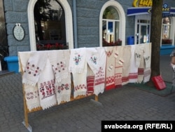 Беларускія ручнікі на пешаходнай вуліцы Ленінскай.