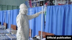 Медработник в дневном стационаре в соседнем Кыргызстане, где в июле за день объединили случаи коронавируса и вирусной пневмонии с ретроспективным подсчетом. 