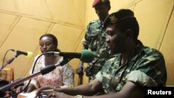 Генерал-майор Гоудфройд Нийомбаре радиодан президент Пьерре Нкурунзизаның биліктен тайдырылғанын мәлімдеп тұр. Бужумбура, 13 мамыр 2015 жыл.