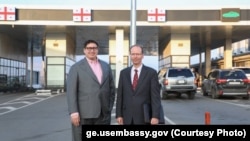 ჯონათან ასკონასი (მარცხნივ) სადახლოს საბაჟო-გამშვებ პუნქტზე იმყოფებოდა.