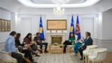 Pamje nga takimi mes presidentes së Kosovës, Vjosa Osmani me përfaqësues të organizatave joqeveritare.
