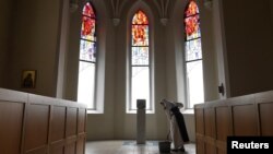 Монахиня моет пол в монастыре в Гленкерн в Ирландии, 18 августа 2018 года 