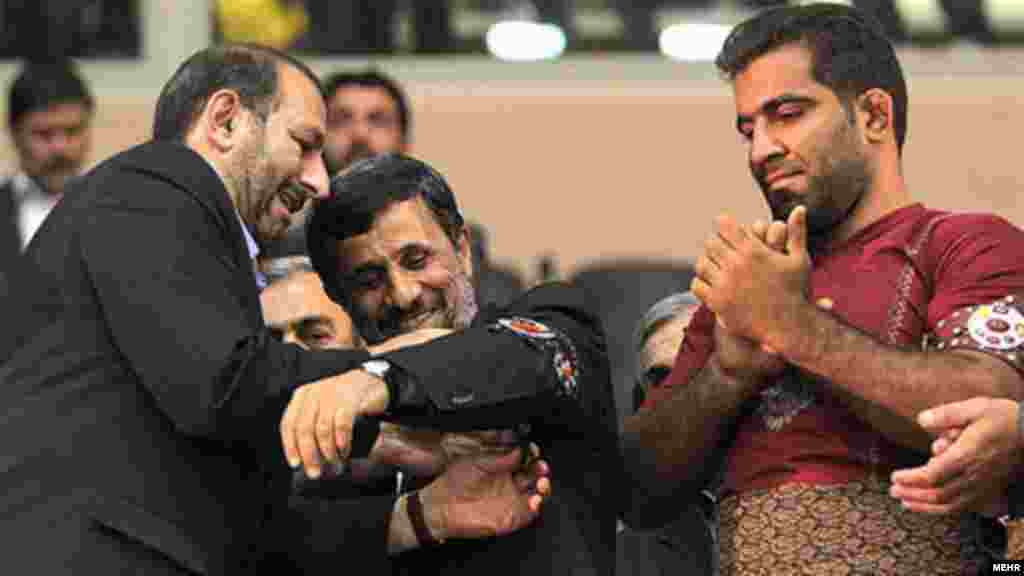 Prezident Mahmud Ahmadinejad güləş mükafatı qəbul edir.&nbsp;