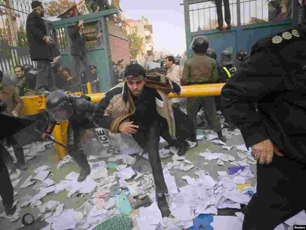 Noyabrın 29-da İran polisi Tehranda Britaniya səfirliyinə soxulan aksiya iştirak&ccedil;ılarını oradan uzaqlaşdırır. (REUTERS/Stringer)