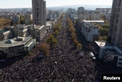  Кадър от дрон демонстрира хората, които се събират към гарата в Нови Сад на първата годишнина от нещастието. 1 ноември 2025 година 